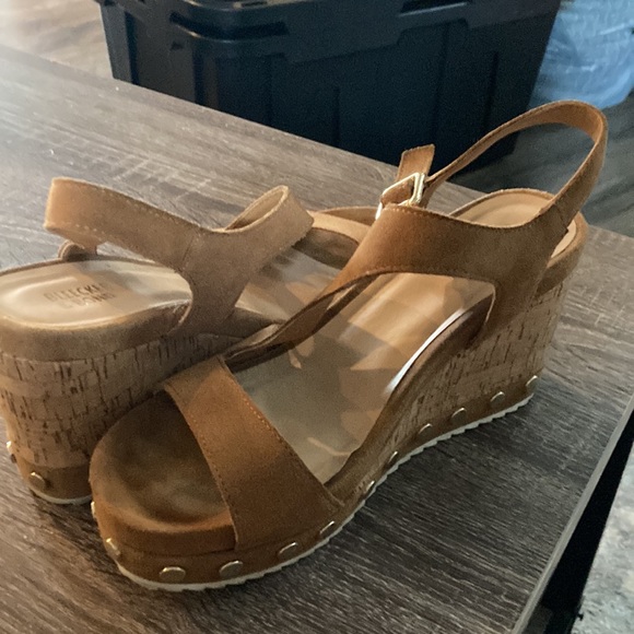 Bleecker & Bond Tan Wedges - Picture 3 of 4